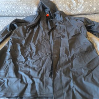 Chaqueta y pantalón impermeable gris