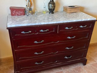 Cómoda de madera con tapa de mármol