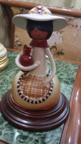 Figura Niña con cántaro 25cm