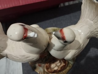 Figura de dos palomas blancas