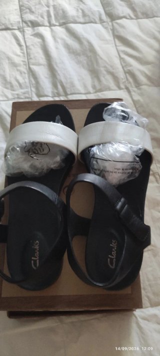 Sandalias Clarks Negras y Blancas Poco Uso