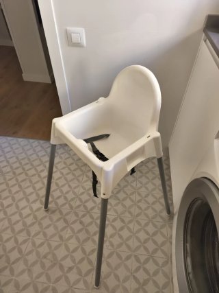 Trona IKEA para bebé blanca y gris