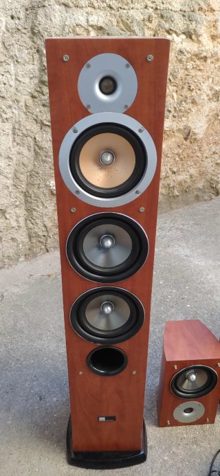 Altavoces de columna y receptor AV