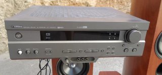 Altavoces de columna y receptor AV