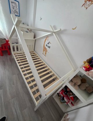 Cama infantil blanca tipo casita