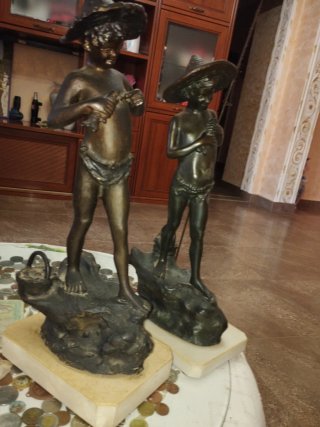 Statua bronzo pescatore con cesto