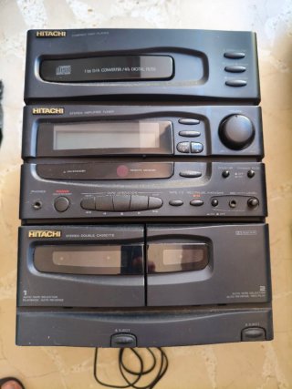Minicadena Hitachi CD/Casset/Radio. Dos altavoces.
