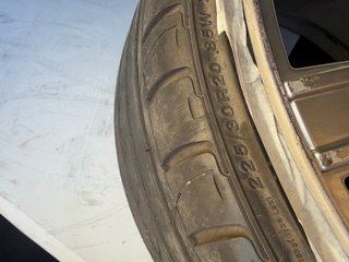 Rueda de coche ( solo goma sin llanta)