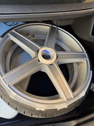 Rueda de coche ( solo goma sin llanta)