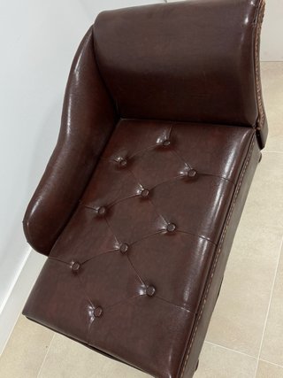 Divano in pelle marrone