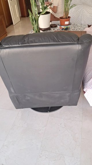 Sillón reclinable de piel negro