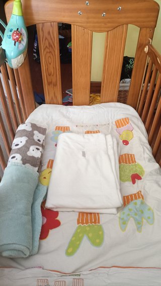 Cuna madera cerezo con colchón y ropa