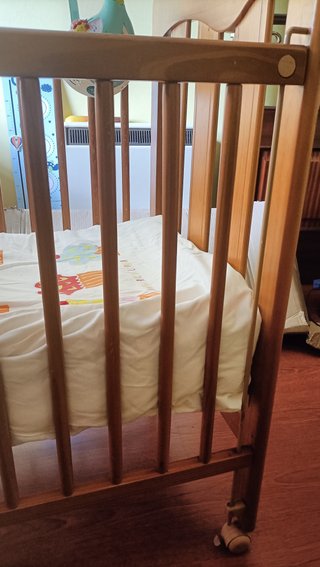 Cuna madera cerezo con colchón y ropa