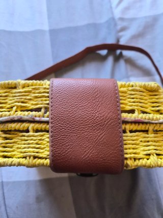 Bolso de paja amarillo con detalles marrones
