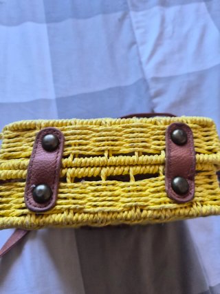 Bolso de paja amarillo con detalles marrones