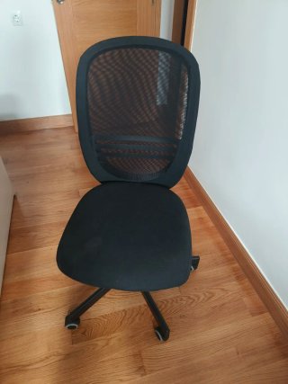 Silla de oficina negra con ruedas