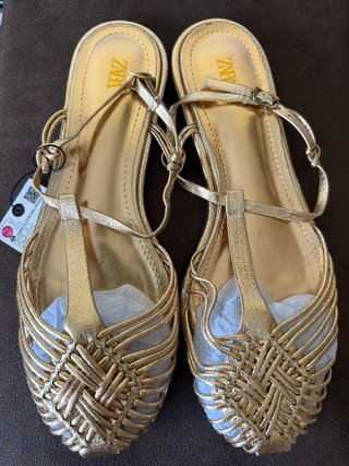 Sandalias doradas Zara