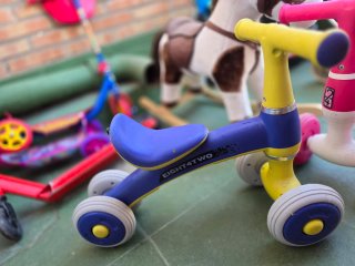 Bici di apprendimento a 4 ruote blu e giallo