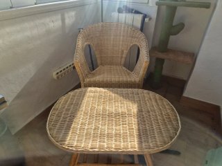 Conjunto mesa y silla mimbre hecho a mano