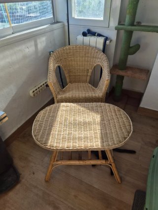 Conjunto mesa y silla mimbre hecho a mano