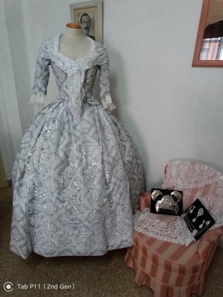 Traje de Fallera con Manteletas, aderezo, peinetas