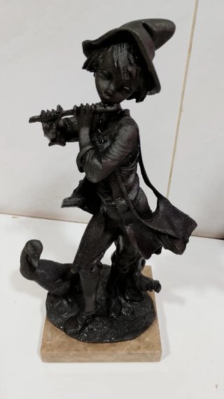 Escultura niño tocando flauta 30x14 cm