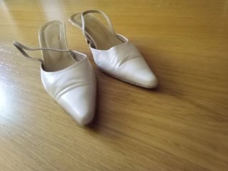 Zapatos beige destalonados tacón bajo