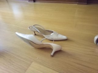 Zapatos beige destalonados tacón bajo