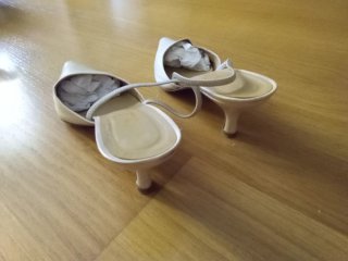 Zapatos beige destalonados tacón bajo