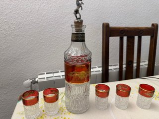 Set vintage per liquori con caraffa e bicchieri in vetro