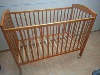 Cuna de bebé de madera