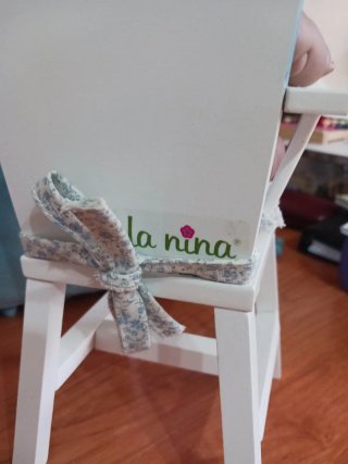 Trona de madera La Nina y muñeco