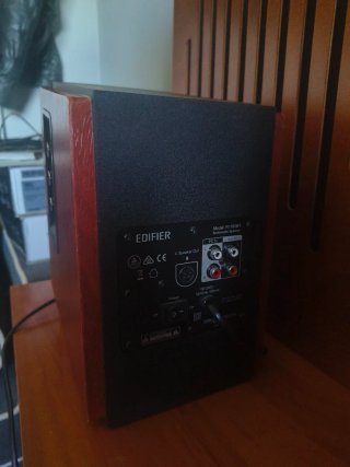 Altavoces Edifier Negros y Marrones