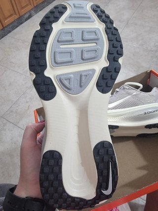 Zapatillas Nike Vomero 18 SE marrón