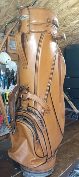 Bolsa de golf Titleist de cuero marrón.