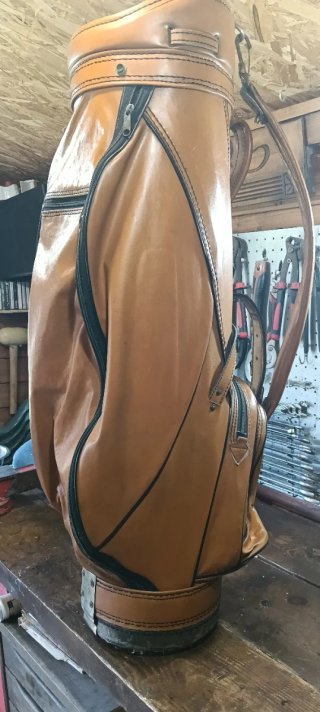 Bolsa de golf Titleist de cuero marrón.