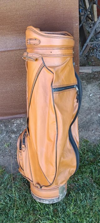 Bolsa de golf Titleist de cuero marrón.