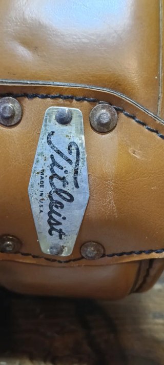 Bolsa de golf Titleist de cuero marrón.