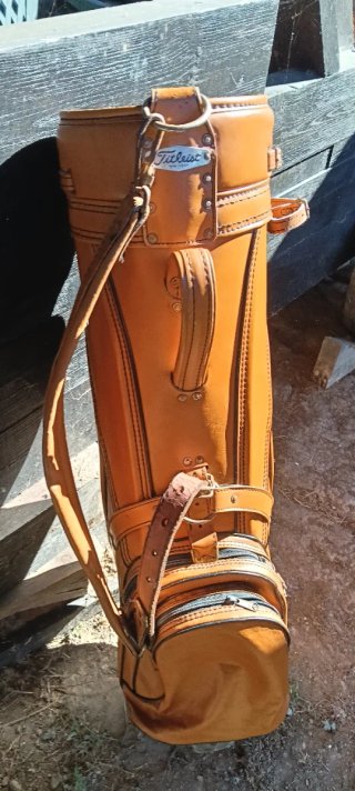 Bolsa de golf Titleist de cuero marrón.