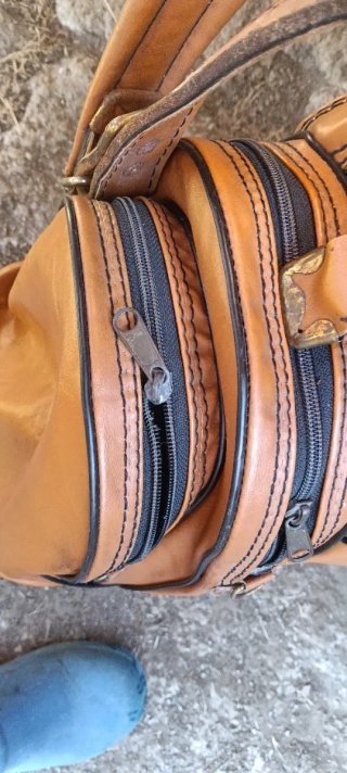 Bolsa de golf Titleist de cuero marrón.