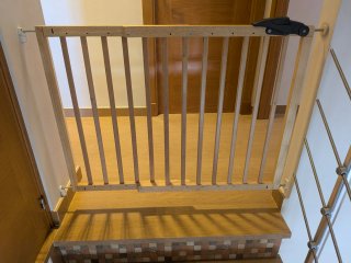 Barrera de protección infantil madera.