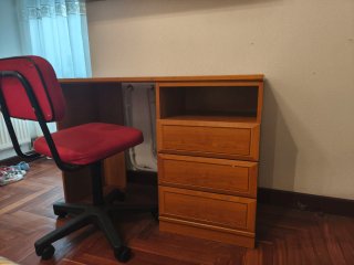 Escritorio madera con silla roja