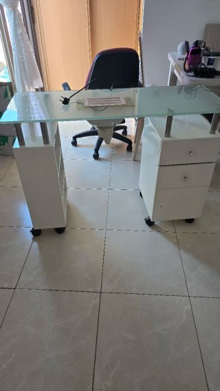 Mesa de manicura con aspirador