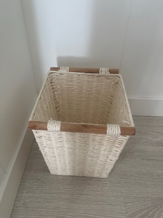Cesto organizador de mimbre y madera