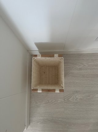 Cesto organizador de mimbre y madera