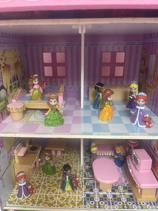 Casita de muñecas rosa con puerta y ventanas