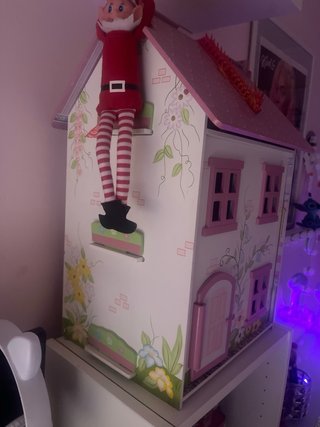 Casita de muñecas rosa con puerta y ventanas