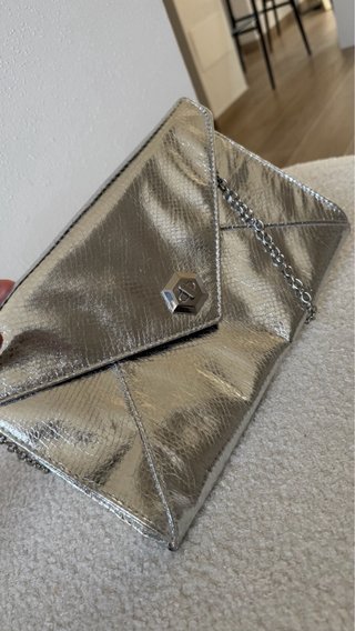 Pochette argento metallizzata con tracolla