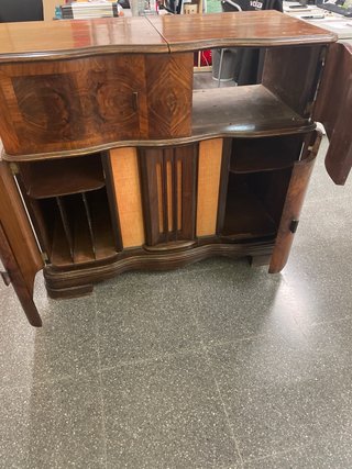 Mueble de música antiguo de madera