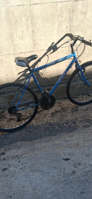 Bicicleta azul de montaña